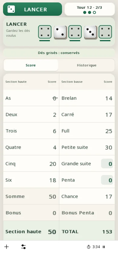Partie en cours sur téléphone en interface claire : les cinq dés, les trois quatre gardés, et la feuille de marque en deux colonnes.